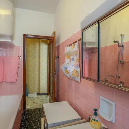 2 Bedroom In Cavi di Lavagna